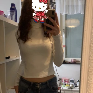 Tröja - En vit tröja med krage. Använt den ganska mycket, sitter bra bara lite stort vid kragen. Bra matrieal och lite stretchigt.