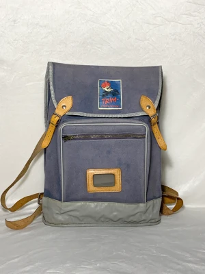 Vintage ryggsäck  - Vintage ryggsäck från 70talet. En äkta raritet med riktigt skön retrokänsla som passar perfekt till plugget eller utflykten. 