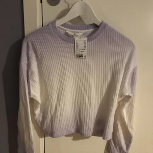 Trlja - Säljer denna supermjuka och mysiga tröja. Är i nyskick eftersom den aldrig är använd. Original pris är 149 och säljer för 89!