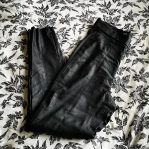 Zara leather pants size S (fits a 36-38). Excellent condition. Worn very few times 