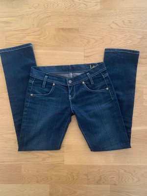 Lågmidjade jeans  - Raka Lee jeans i fint skick, mått finns på bilden❤️