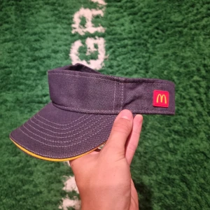 GRAIL McDonalds visor keps - Äkta donken visor keps. Hyper rare. Från USA. Lyckades få tag på denna grail genom hemliga kontakter men den kan feån och med idag bli din! Känns som att bära en korna på huvet. Om ni inte kan paya, get yo money up not yo funny up