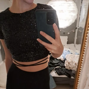 Fest tröja - Croppad fest tröja med paljetter och band. Använd 1 gång  och i jättefint skick❤️❤️