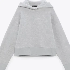 Zara - Säljer min hoodie från zara stolek m (liten defekt bakom luvan som ej syns skriv om du är intresserad) SISTA BILDER ÄR NÖR JAG HAR PÅ MIG DEN