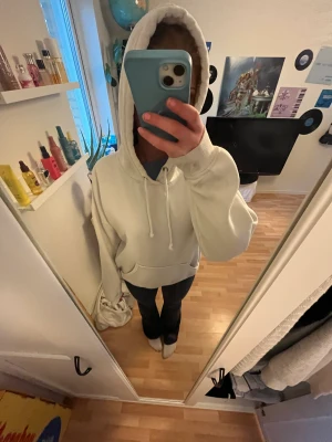 Vit hoodie - Säljer denna vita hoodie från bikbok då den inte kommer till användning! den har lite missfärgningar vid ärmarna, vind 3! 