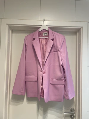 Rosa kavaj  - Rosa blazer från NA-KD. Storlek 36 och i mycket gott skick. 