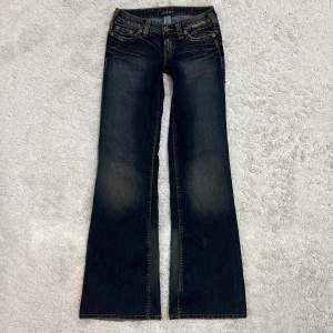 Lowrise och bootcut jeans, i perfekt skick 💕 Midjan är 74cm och innerbens är 84cm 💞