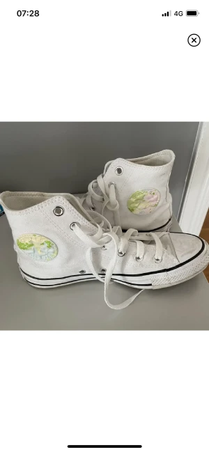 converse - rätt så gamla men inte jätte mycket använda lite smutsiga där fram men går lätt att tvätta bort! inga defekter❤️ storlek 37,5! pris kan diskuteras