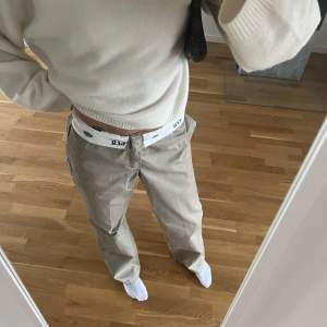 Säljer dessa as snygga beiga Dickies byxorna! Storlek W29/L32 obs större storlek i midjemåttet då man vill kunna vika ner kanten på dom! Jag är 168cm lång och har XS/S i kläder🩷