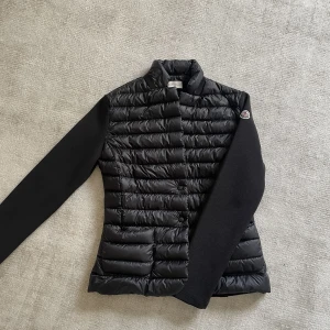 Moncler jacka svart - Superfin jacka från Moncler helt i nyskick. Använd bara någon gång. I storlek XS/S. ❤️