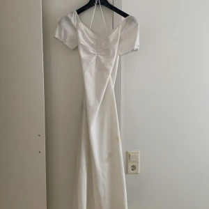 Klänning - Min gamla studentklänning, en rödvinsfläck på den men om man färgar den så har man en ny skick klänning med vackert fall!