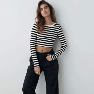 Croppad tröja - Croppad svart vit tröja i fint skick. Lånat bilden från orginal sidan❤️❤️