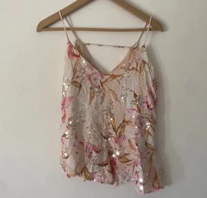 Osymmetriskt linne - super fint linne som är osymmetriskt med paletter! Fint skick. Står storlek 12 skulle säga att den sitter som M 