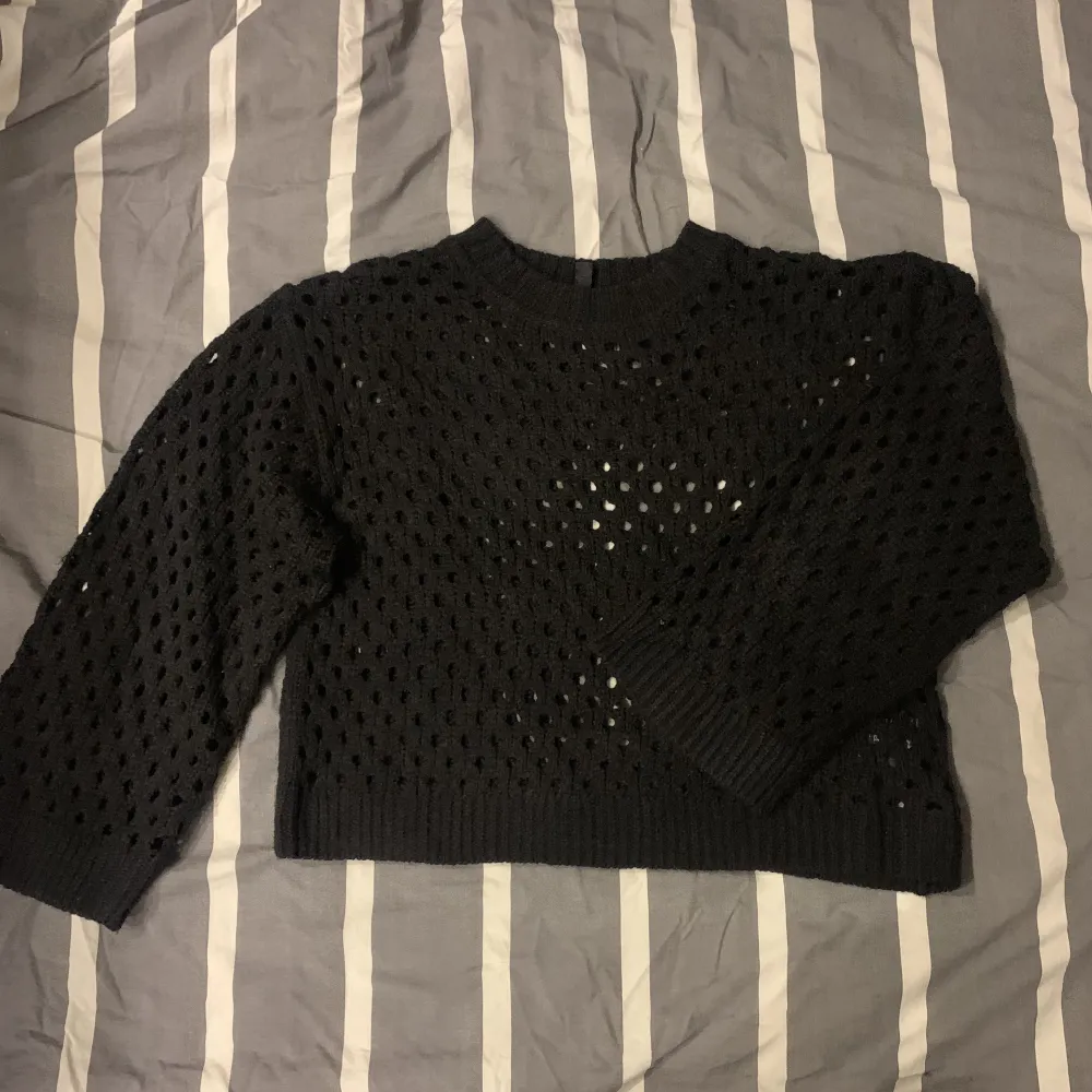 En svart stickad tröja perfekt till hösten nu, säljs då jag inte använder den längre och den är i nyskick.. Stickat.