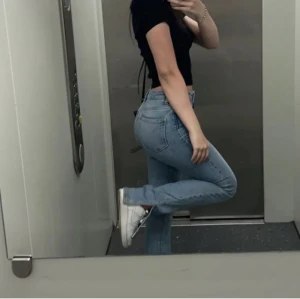 Jeans med slits - Säljer dessa jättefina raka jeansen med slits nertill från lager 157, i storlek Xs men skulle passa både xs och S. Säljs för 100kr ❤️