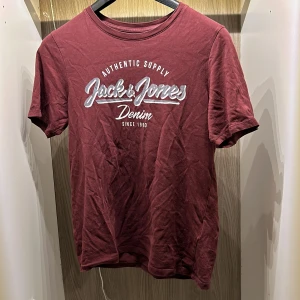 Vinröd T-shirt - T-Shirt från Jack and Jones 