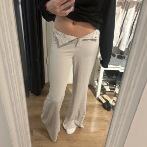 Beiga kostymbyxor - Säljer dessa fina kostymbyxor då de är försmå för mig! Passar en 34! Jag är 172 lång och den går ner till fötterna 😊