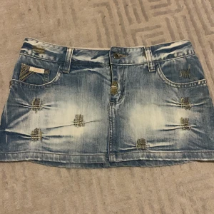 Micro skirt  - Säljer denna jätte fina vintage Franco Fericci mini kjolen pga att den blivit för liten för mig. Hyfsat ny utan prislapp. Kan inte vissa bild med den på då hela min bakdel syns.