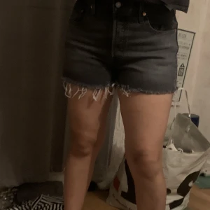 shorts - gråa levis shorts i storlek s