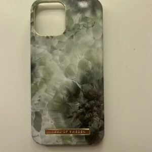 Ideal of Sweden skal - Säljer pågrund av att jag bytt mobil, köpt för 299kr💗För iPhone 12! Skalet har några ”repor” som man kan se på bilden💕priset kan diskuteras och köparen står för frakten!