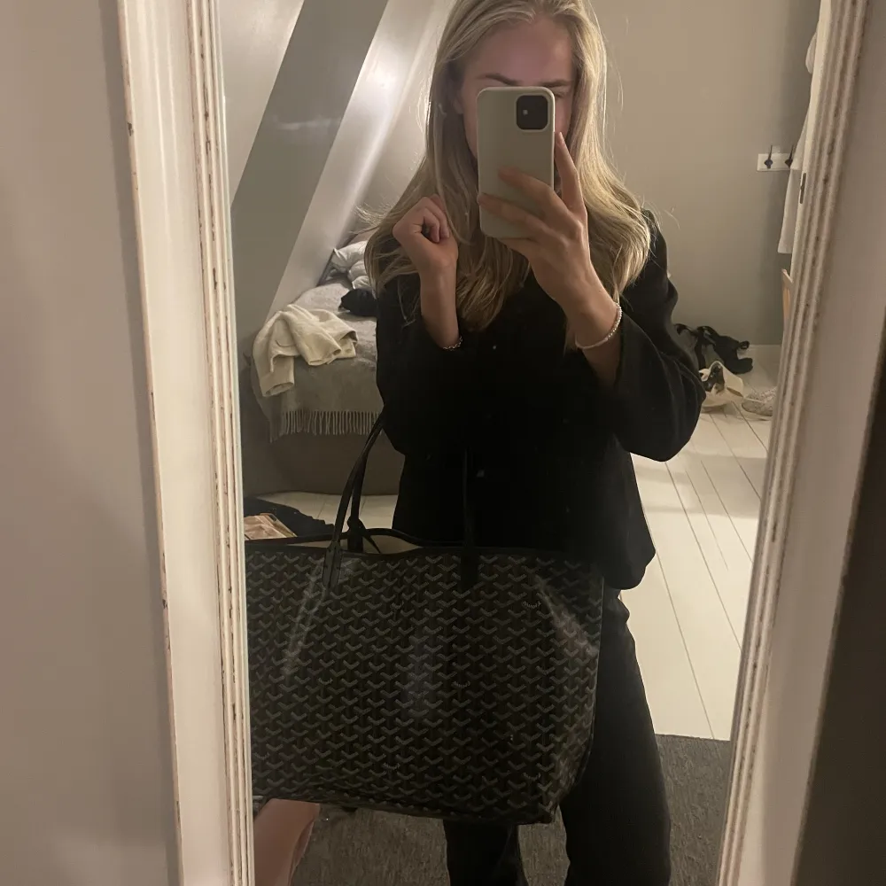 Goyard saint Louis GM. Underbar väska men osäker på äkthet. Köpt i andra hand av tjej med kvitto men utan äkthetsbevis från vestiaire. Perfekt skolväska. Kan ej garantera äkthet- därav pris.. Väskor.