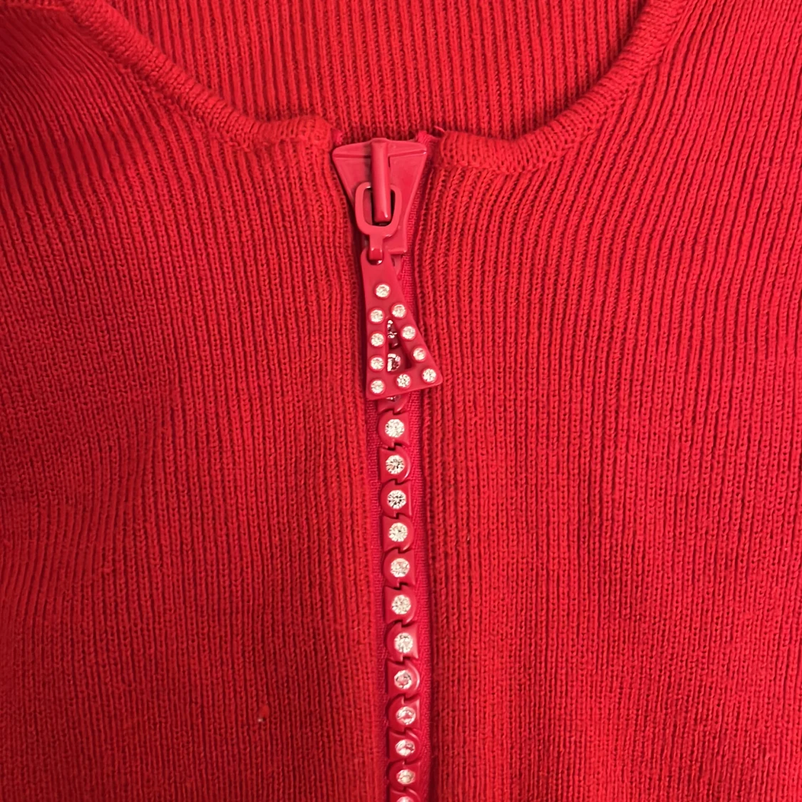 Röd kofta med dragkedja - 91