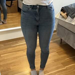 Skinny jeans från esprit i storlek 29/32. Aldrig använt.