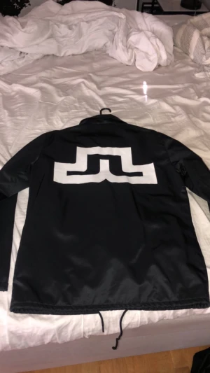 J Lindberg jacka i gott skick till salu.  - Säljer min j Lindeberg som knappt är använd pga att den ej används. Inget slitage på jacka och går inte att få tag på längre. Köpt för 1999. Mitt pris 500. 