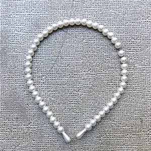 Diadem  - Säljer den här pärliga diademet som är så fin och söt som man kan bara slänga på för att göra outfiten så mycket snyggare. 