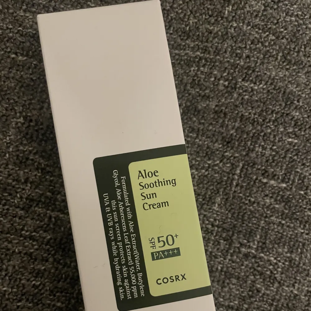Säljer denna oöppnade Cosrx solkrämen då jag läste att det var parfym efter att jag redan beställt den❤️. Övrigt.
