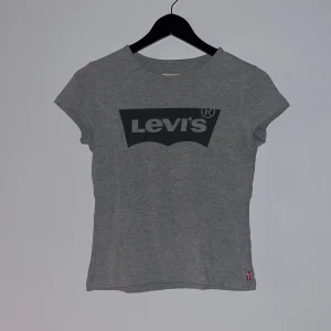 Grå Levis T-shirt - Använda skick och fin utan slitage 