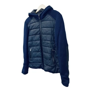 Jacob Cohen cardigan jacka - Säljer min oanvända Jacob Cohen cardigan jacka då den ej passar i storlek. Storleken är medium och precis för liten för mig som är 188 lång. Jackan är i toppenskick utan några defekter alls. Mer bilder och information finns i dm  Nypris 1200$