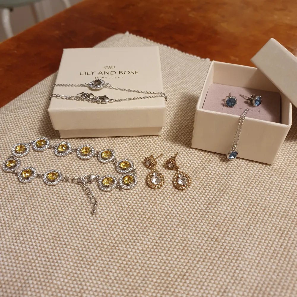 Helt nya smycken från Lily and rose. Gå gärna in på deras hemsida om du vill veta mer om vad de är gjorda av.  Jag bjuder på frakten! . Accessoarer.