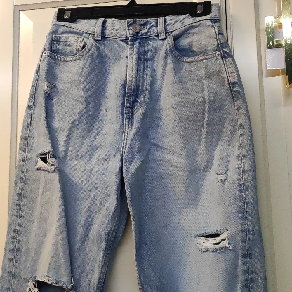 Snygga blå håliga jeans. Använts få gånger.. Jeans & Byxor.