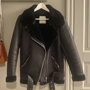 Bikerjacka Zara - Bikerjacka med fuskpäls från Zara, storlek XS. Väldigt sparsamt använd, jättefint skick. 
