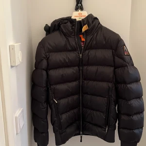 Parajumper jacka - Parajumper jacka i bra skick, ett jättelitet hål på framsidan(syns nästan inte) självklart äkta, kvitto finns. Nypris 7000kr