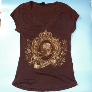 Brun t-shirt med döskalle - Söt topp med fina detaljer!