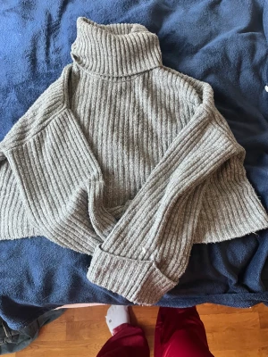 Stickad polotröja - En jättemysig polotröja från ginatricot. Tröjan är lite croppad men inte superkort.💗