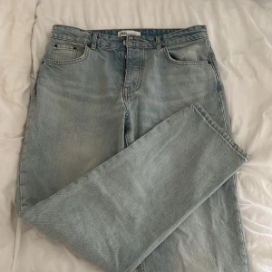 Zara jeans - Lågmidjade zara jeans i storlek 40 men skulle säga att de passar en 38 bättre. De är ner till ankeln på mig som är 177 och därför kommer de inte till användning. Köptes i augusti för 499.