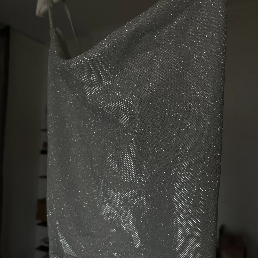 Supergullig festklänning i silverglitter 🪩 Öppen i ryggen Säljer då jag rensat garderoben . Klänningar.
