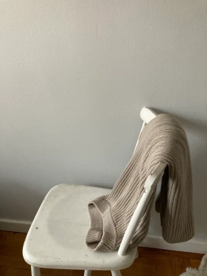 Stickad väst  - Jättemysig stickad oversizead väst från HM! Säljs pga använder ej längre🥰  Frakt ingår ej i priset men kan mötas upp i Malmö :)