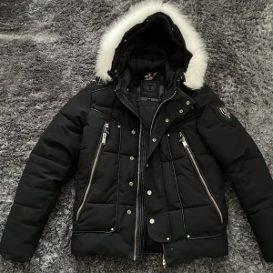 Horspist vinterjacka - Använd en vinter  Skick 8/10 Väldigt skön och varm jacka  Äkta päls Storlek XS men passar även S