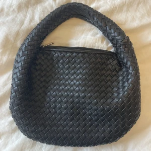 Bottega liknande väska  - Fin väska från Na-kd, liknar bottegas. Nyskick. 