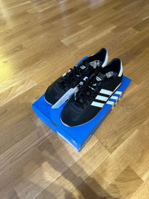 Adidas Sneakers ”Country OG” - Klassiska Adidas sneakers ”Country OG” i svart. Endast provade, aldrig använda! Helt slut i lager på Adidas hemsida, från strl: 40-48.  Storlek: 42 2/3