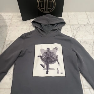 Limitato hoodie - Säljer nu en Limitato hoodie då jag inte använder den längre. Priset kan diskuteras vid en snabb affär 