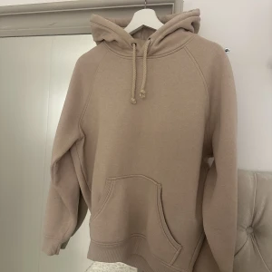 Hoodie  - Beige Hoodie från bikbok i fint skick🤍