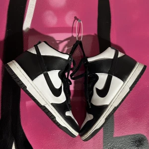 Nike Dunk High - Min tjejs dunks strlk 38!! Skit fint skick 8,5/10!! Perfekta till hösten med lite högre skor 🍂😎 priset är ej hugget i sten!!