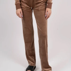 Juicy byxor - Jag säljer ett par juicy byxor i färgen Acorn och storlek L. Jag säljer dessa pga att de var lite för stora för mig och de kommer inte så mycket till användning, de har bara använts ett fåtal gånger. Skriv om ni är intresserade 🥰