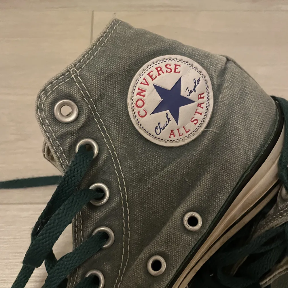 Skitsnygga gröna Converse! Använda rätt mycket men ändå fint skick🙌säljer för 350kr+frakt🥰. Skor.