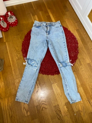 Jeans från Gina tricot  - Gina tricot jeans med hål vid knäna  Storlek 34 Kan visa på om de skulle önskas men tänk på att dom är förstora på